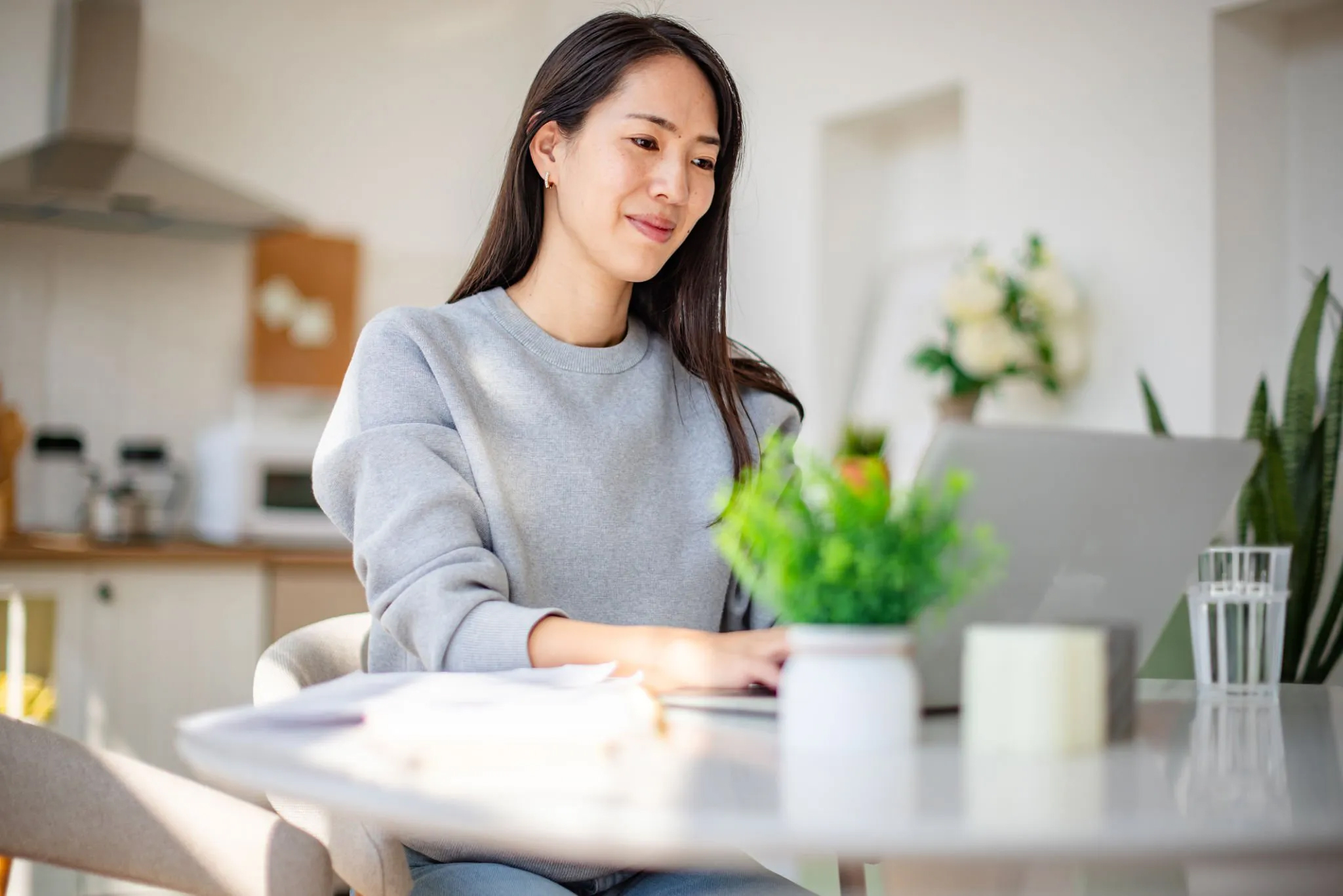 Femme consultant des informations dans une ambiance calme pour représenter les questions fréquentes sur l’hypnose